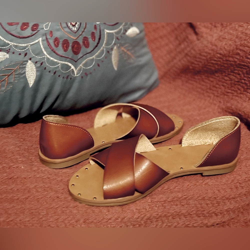 Universal Thread Lois Crossband Sandals in Cognac/Brown w/ Gold Hardware, 7W